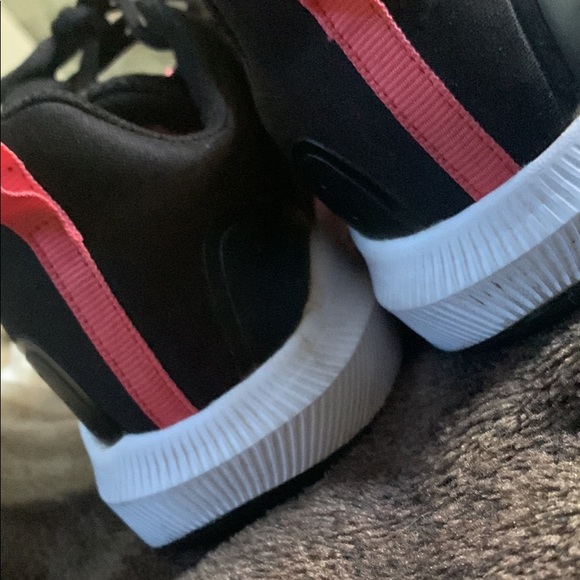 Athletic shoes - Picture 4 of 4